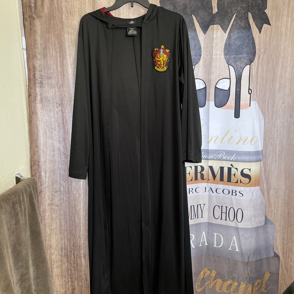 Harry Potter Hogwarts Black Hooded Robe w Red & Gold Crest used adult one size